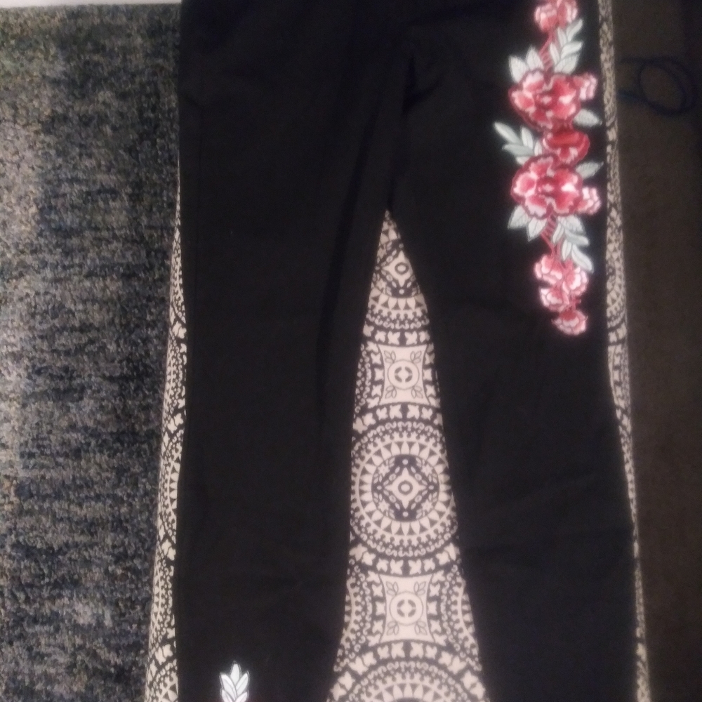 Express Size 8 Regular Black Skinny Jeans with Embroided Rose